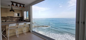 LA PERLA CRUISE Apartment on Private Beach, Modern with Aircon & wifi